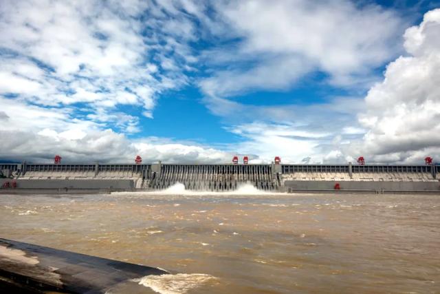 　　▲ 长江2020年第1号洪水安然通过三峡枢纽工程。摄影：程功