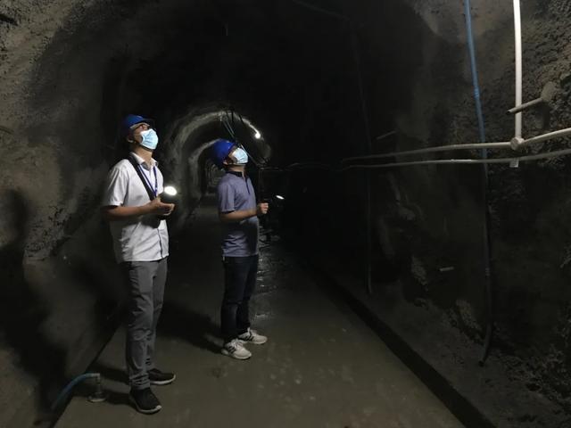 　　▲ 汛期内，长江电力三峡电厂巡检人员检查三峡枢纽建筑物的安全状态。