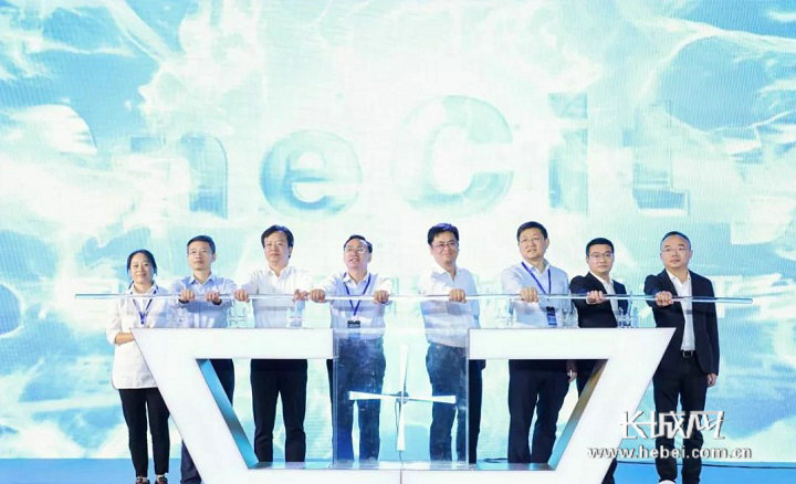 会议发布了中国移动OneCity产品并在雄安新区落地全国首个5G智慧城市实训基地。图片由中国移动河北公司提供