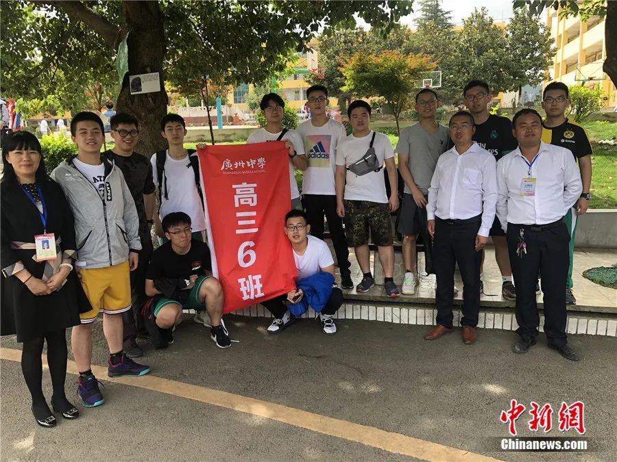 图为谢智宇和同学一行在纳雍合影.受访者供图