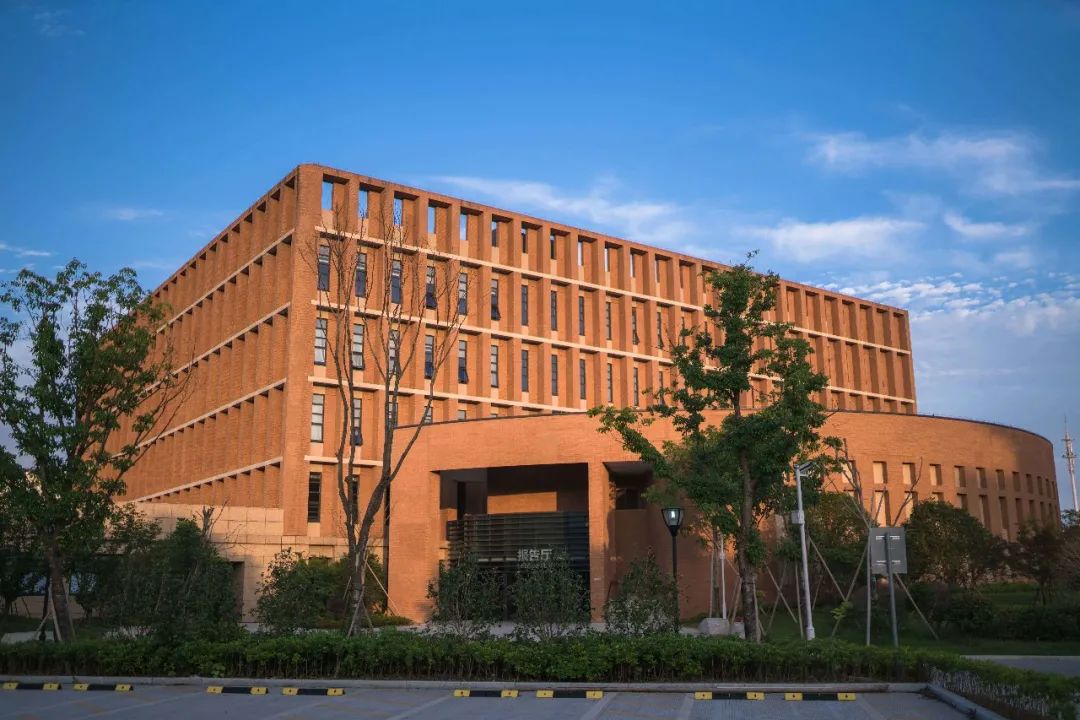 师生返校后,教师原则上不离开浙江省,学生不离开宁波市,学生离甬和