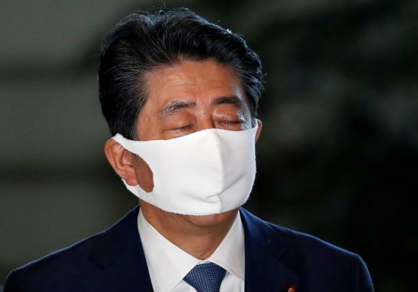 8月28日，日本首相安倍晋三抵达位于日本东京的首相官邸。日本首相安倍晋三当天下午在首相官邸召开记者会，正式宣布因健康原因辞去首相职务，并表示在继任者选出前会继续履行首相职务。新华社/路透