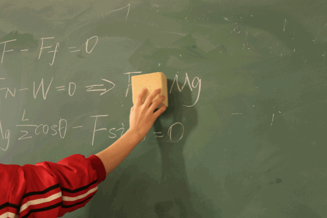 文明更应体现在举手之劳的细节中课前课后,擦净黑板离开教室,及时将