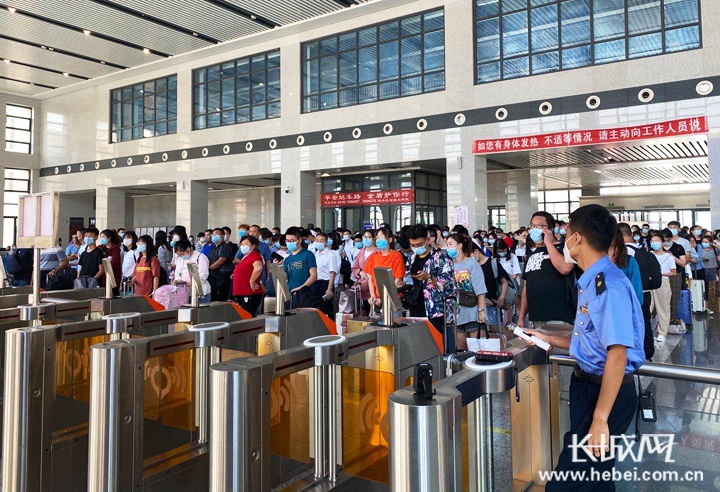 衡水北站,旅客在候车室里等待检票上车.