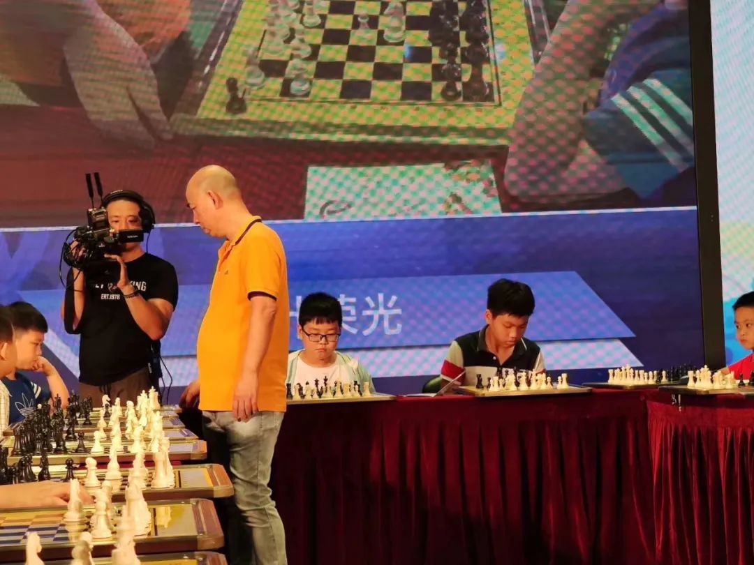 中国首位特级大师叶荣光与小棋手车轮战