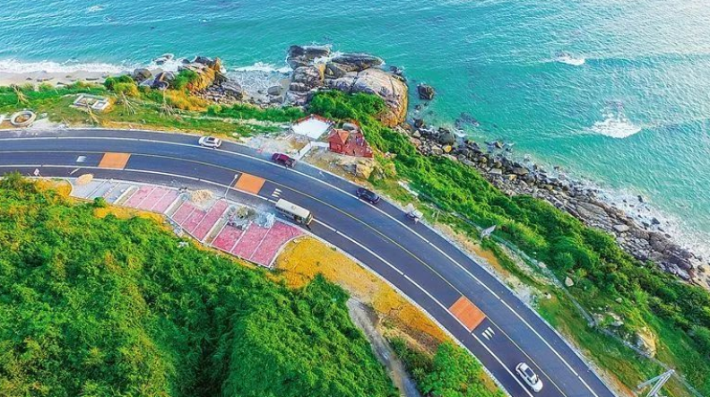 唯美的海南环岛旅游公路（万宁段）。海南日报记者张茂摄