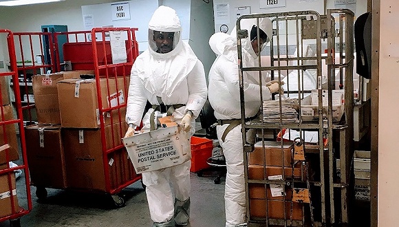 （资料图）2018年10月2日，美国华盛顿，美国国防部人员穿着防护服在五角大楼处理有毒信件。图片来源：视觉中国
