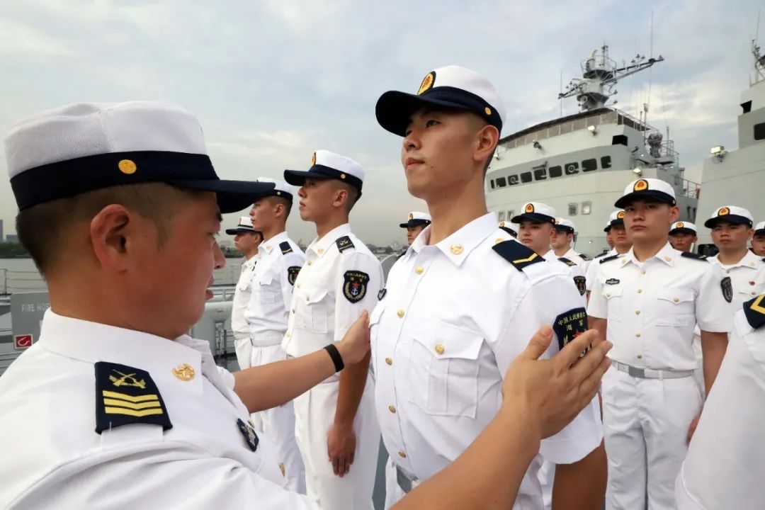 这群水兵也太有仪式感了吧