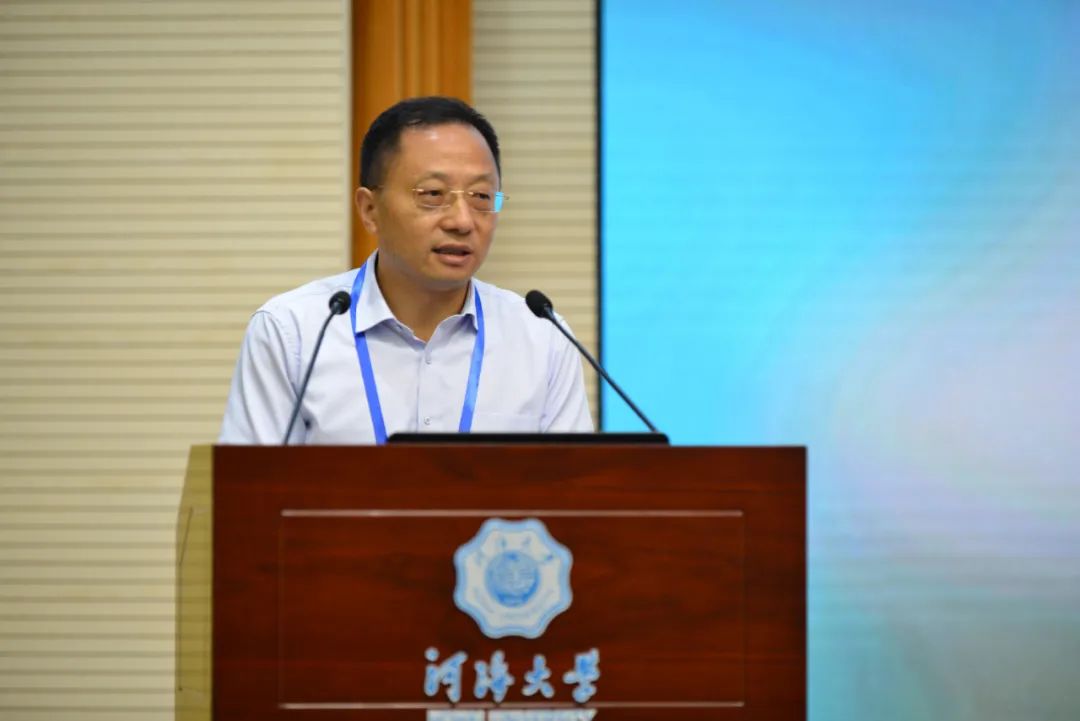 力学与材料学院院长蔡新教授讲话纪念大会上进行了教育基金捐赠仪式