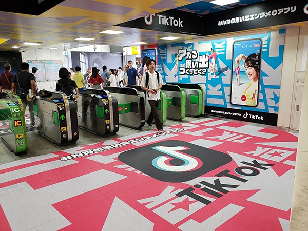 凭借着算法、本土化、推广等方面的优势，TikTok不仅在美国，也在日本、德国、印尼等地大受欢迎，多次登上当地APP下载榜的榜首。图为TikTok在日本地铁的宣传广告。（资料图片）