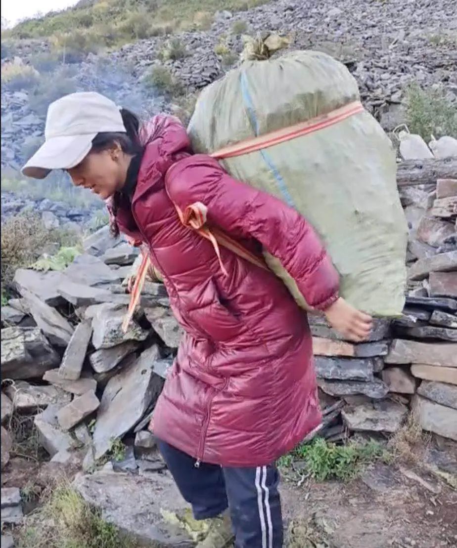 拉姆背着大包下山.