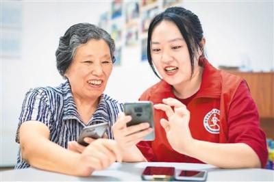 支付难、看病难、孤独感加剧 谁帮老人迈过“数字鸿沟”？