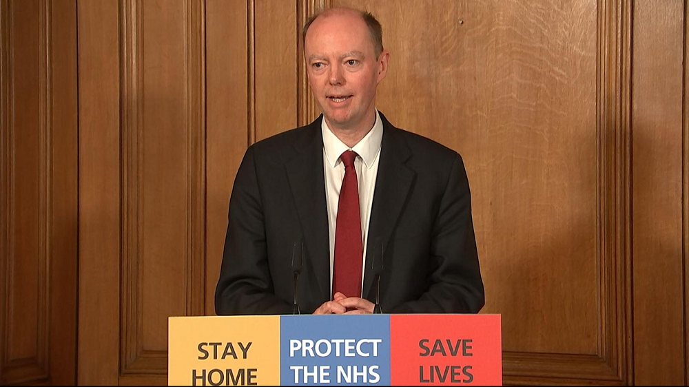 英格兰首席医学官称英国正处于新冠病毒大流行的关键时刻
