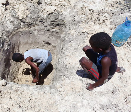 △非洲南部博茨瓦纳挖不到水的孩童，图片来自Shutterstock.com。