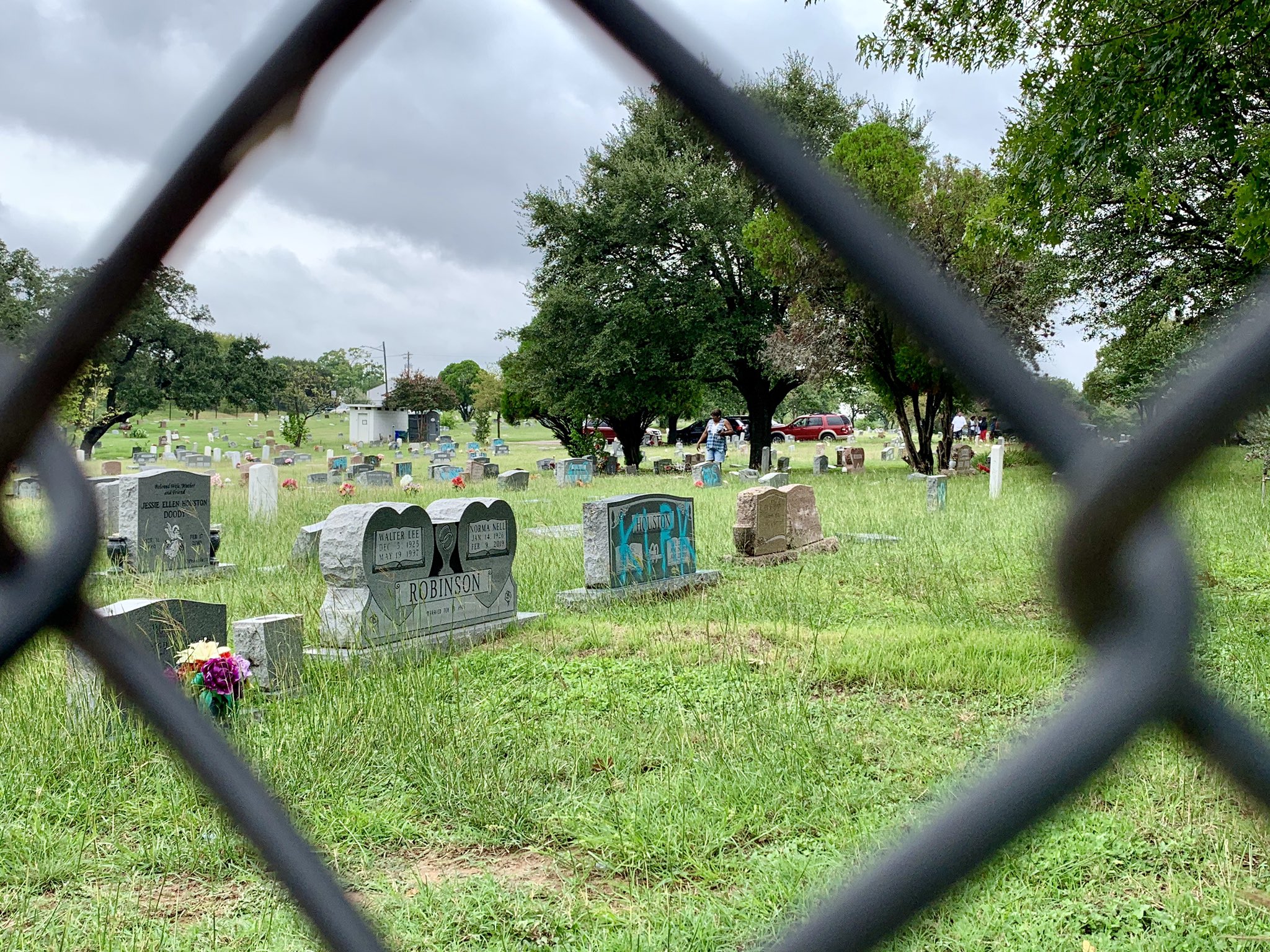 9月22日电刚刚过去的周末,美国得克萨斯州奥斯汀一处黑人墓地遭到破坏