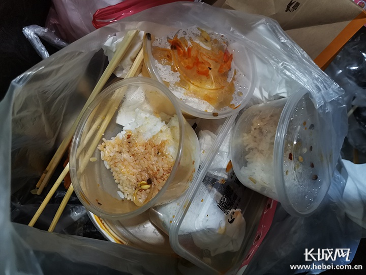 9,10等楼层的垃圾箱内进行查看,每个垃圾箱都有扔掉的剩饭