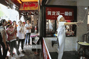 ↑田波曾因夸张妖娆的拉面姿势红极一时