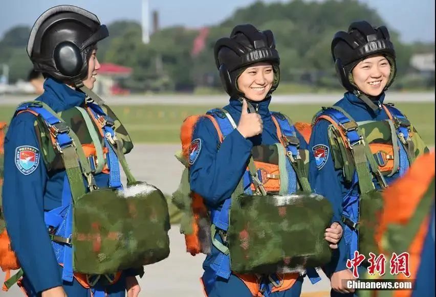 颜值与实力齐飞:解放军女飞行员驾机千里投送空降兵
