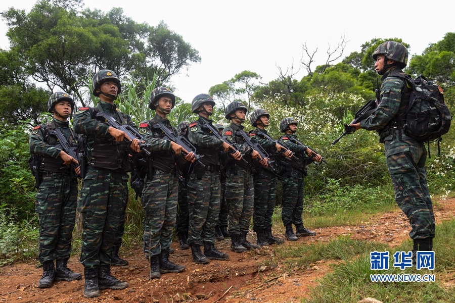 特战小队进行"战"前动员.新华网发(石永明 摄)