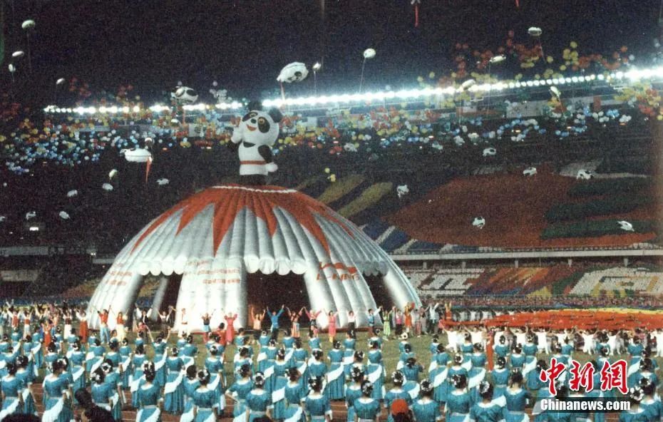 第11届亚运会于1990年9月22日在北京举行开幕式，这是中国第一次举办综合性国际体育大赛。中新社记者 舒元成 摄