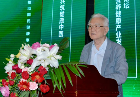 　中国绿色食品协会原会长、中国绿色农业联盟主席刘连馥做主题演讲