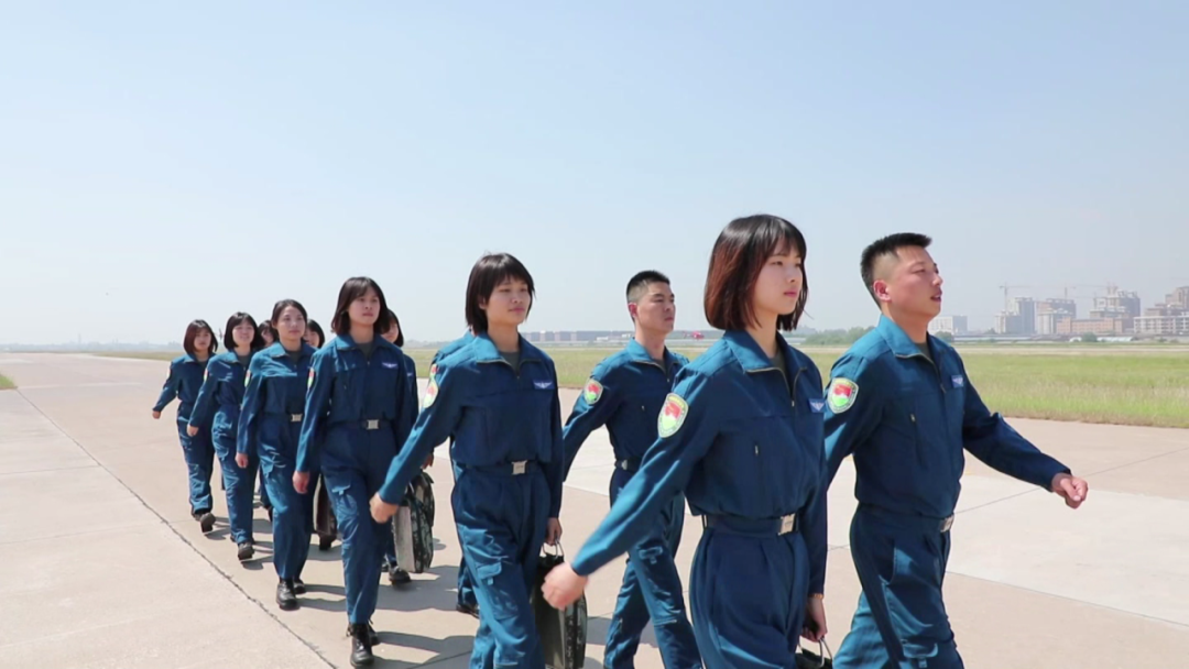 颜值与实力齐飞 解放军女飞行员驾机千里投送空降兵 黎巴嫩 飞行学员 新浪军事 新浪网 颜值与实力齐飞 解放军女飞行员驾机千里投送空降兵 黎巴嫩 飞行学员 新浪军事 新浪网