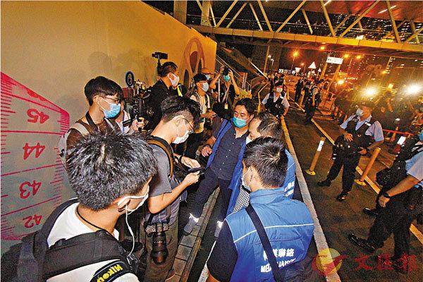警方拉起橙色封锁线，要求所有记者靠墙边站，等候检查记者证 图源：香港《文汇报》