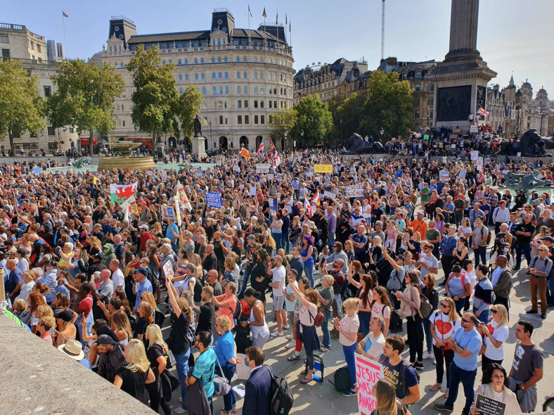 英国防控升级民众聚众抗议:反对强制戴口罩,强注疫苗