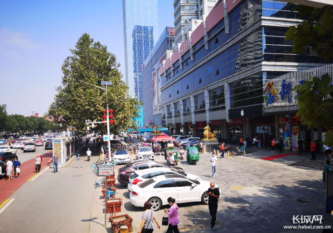 保定市时代商厦东侧新华书店门前的停车场.网友供图