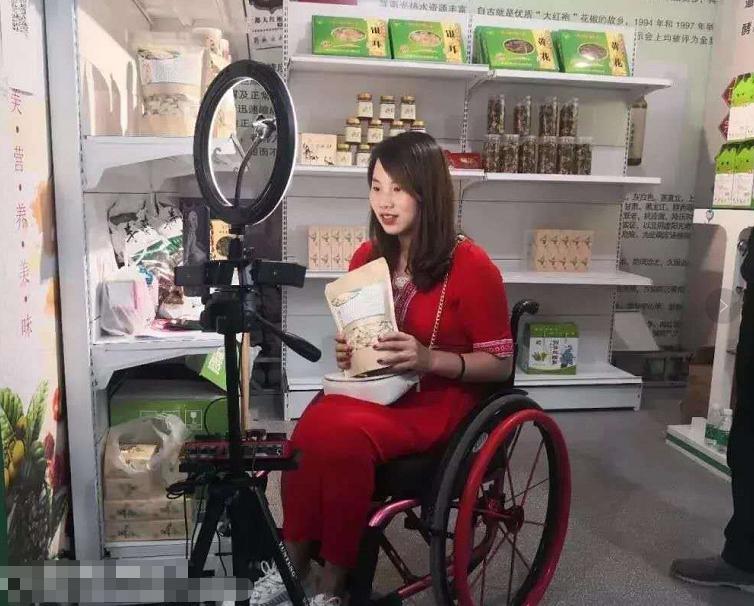 在陇南市武都区首届美食文化节上，残疾人石早花通过直播带货的方式销售家乡土特成品