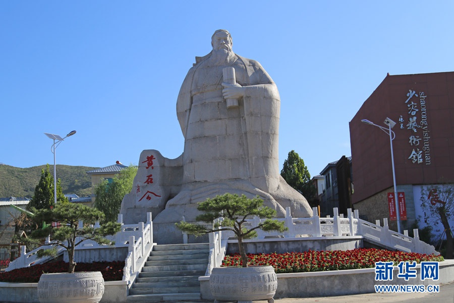 羊平雕刻小镇艺术家部落的黄石公雕塑.魏会博摄