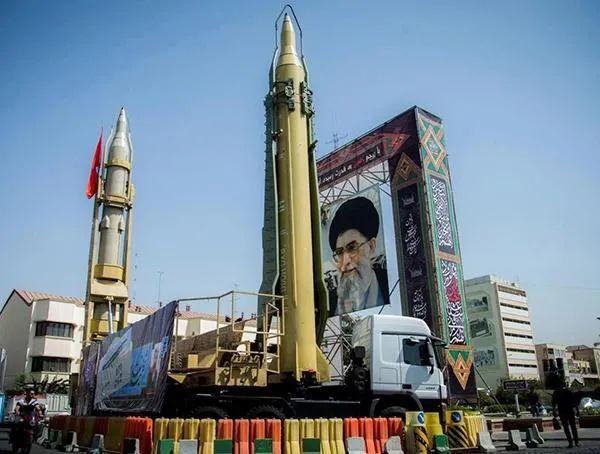 ▲伊朗研发的“流星-3”型导弹，射程可达2000公里。