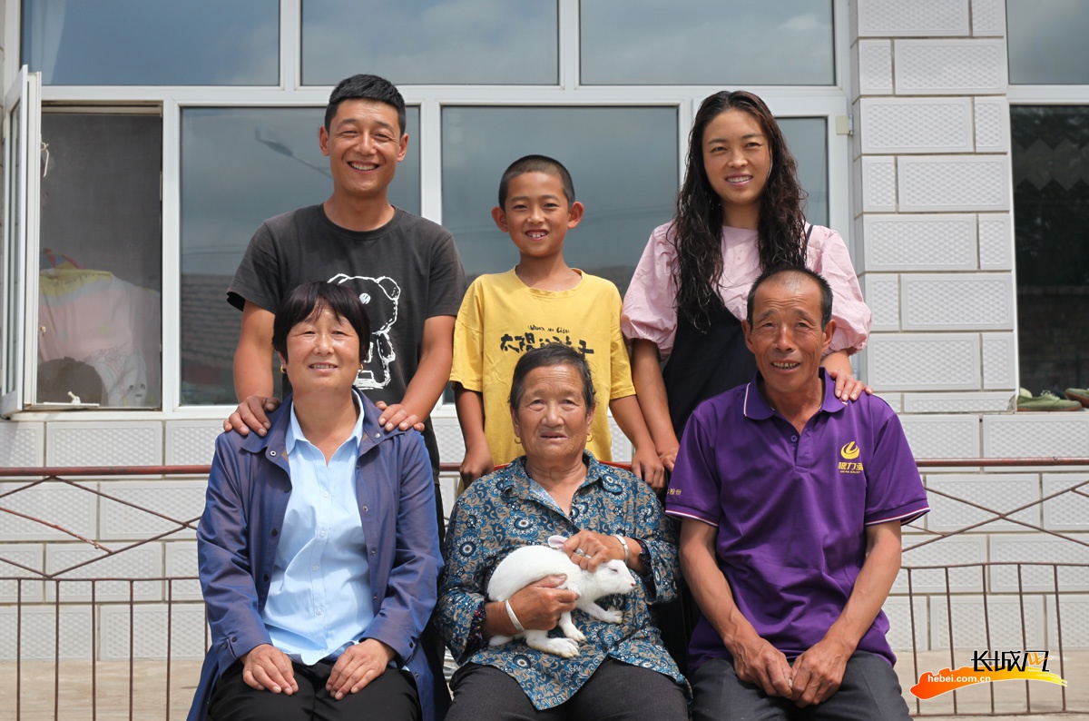 村民高占英(前排中)一家的合影.