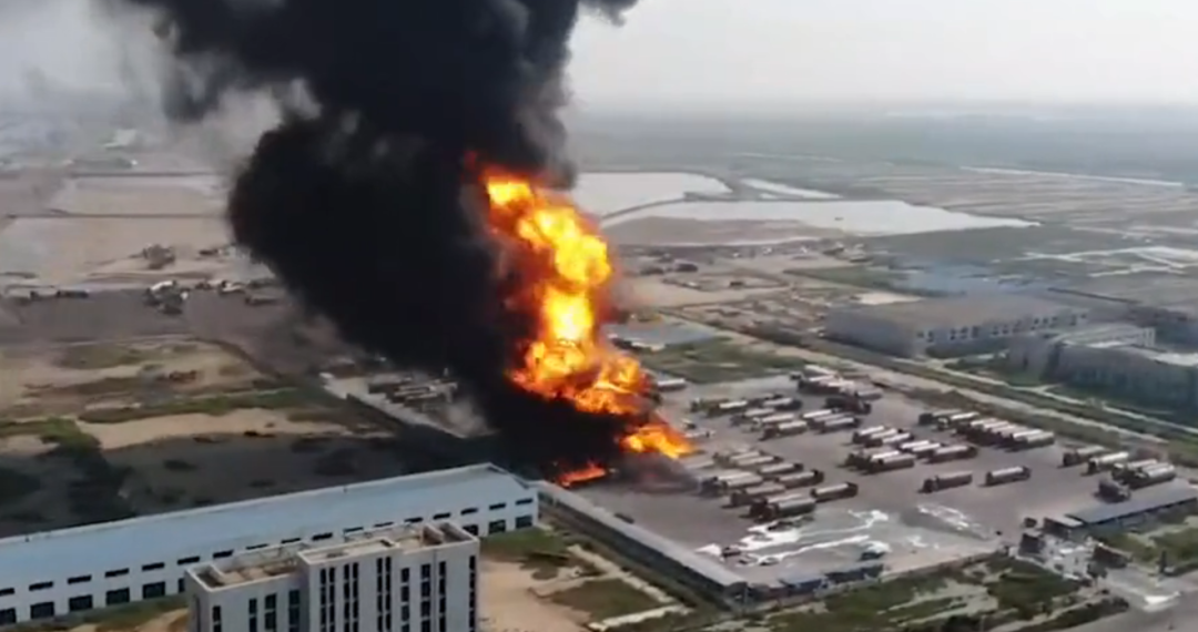 突发 油罐车爆炸 已致23死 爆炸 新浪新闻 突发 油罐车爆炸 已致23死 爆炸 新浪新闻