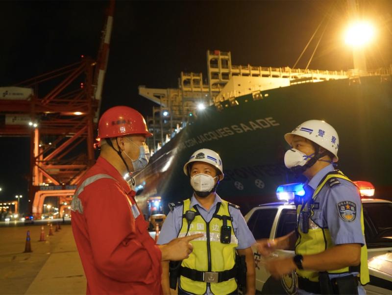 洋山边检民警与盛东集装箱码头公司工作人员密切配合加强船舶在港期间安全管理。周晓东 摄