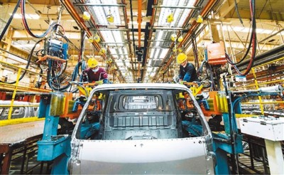工人在山东省青州市一家规模制造企业车间内进行汽车生产作业。　　王继林摄（人民视觉）