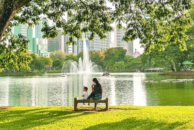     图为8月24日，市民在泰国曼谷仑披尼公园休息。    新华社记者 张可任摄