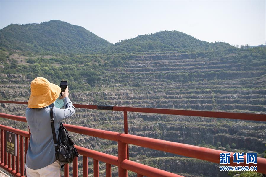 游客在黄石国家矿山公园观光拍照（8月24日摄）。新华社记者 肖艺九 摄