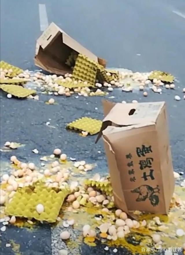 运送鸡蛋的货车与出租车相撞后蛋碎一地