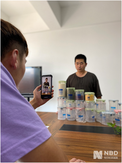 小刘在拍视频段子 图片来源：每经记者 舒冬妮 摄