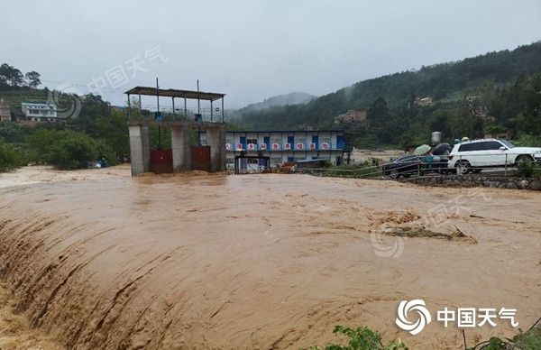 ↑近日，降雨导致云南文山市某街道积水严重。（图/曾炜炜）