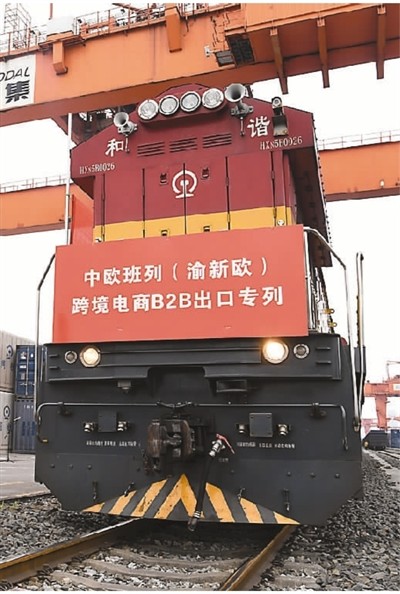 中国建材迪拜仓外，塔吊标准节正整装待发。中国建材集团供图