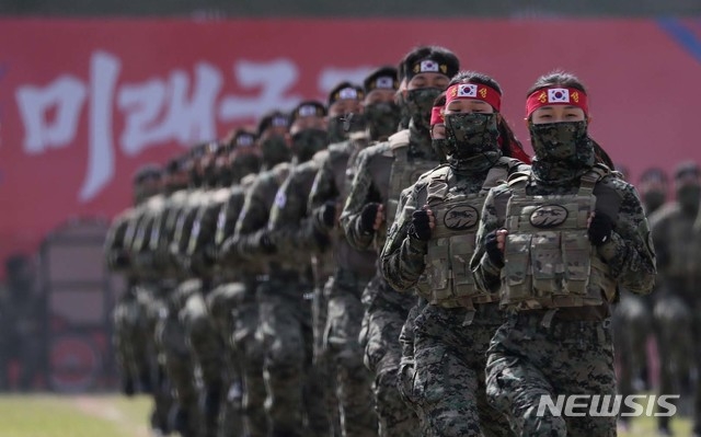 22日，韩国特种部队进行表演。