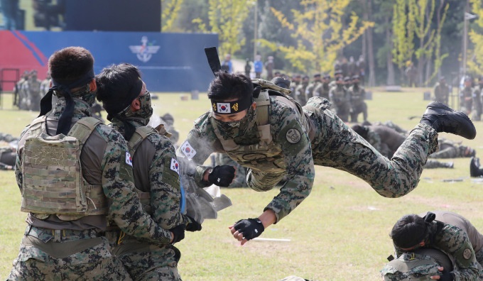 22日，韩国特种部队进行特技表演（韩国国防部）