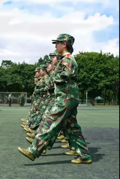 不畏困难,巾帼不让须眉训练场上的女生们▲军训中纠正队列动作俨然有