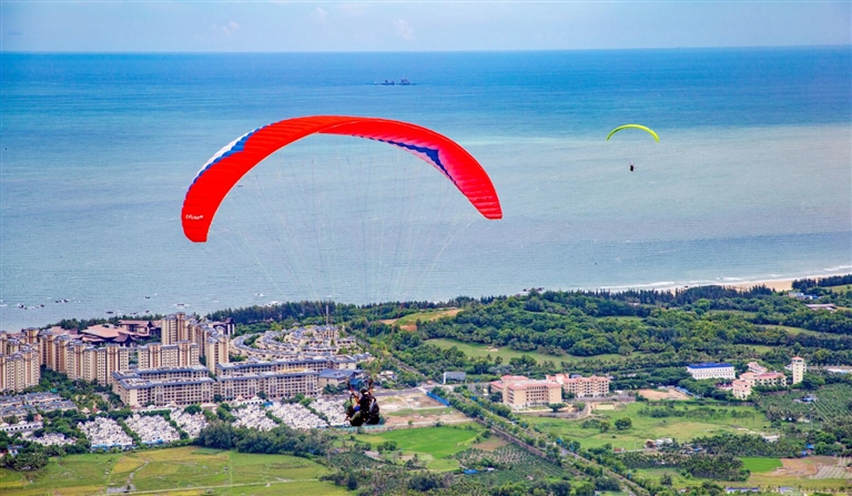从陵水红角岭国际滑翔伞飞行营地起飞后可俯瞰原生态海岸线。海南日报记者 封烁 摄