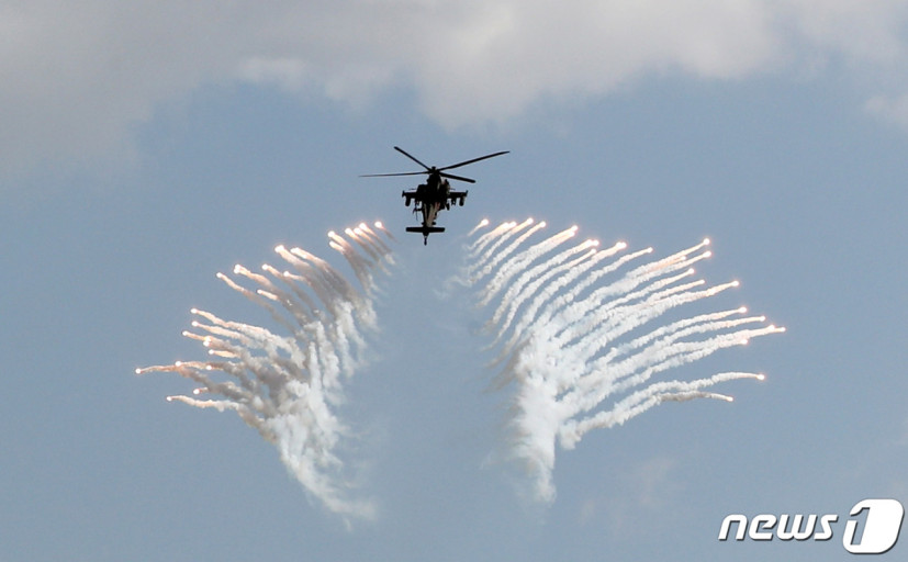 22日，阿帕奇直升机进行战术飞行表演。