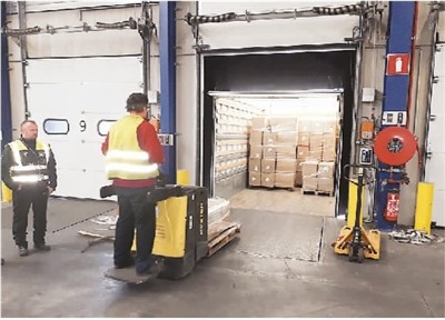 在菜鸟比利时仓，员工正在装车转运货物。　　菜鸟供图