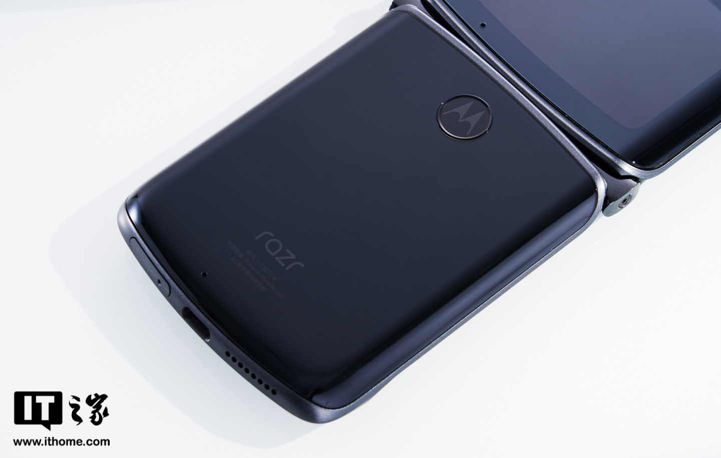 it之家开箱摩托罗拉razr5g折叠手机开箱图赏