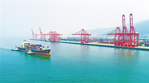 图为大型货轮正在连云港港口准备靠岸。　　 　（资料图片）